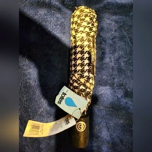 Totes Black & White Umbrella..NWT